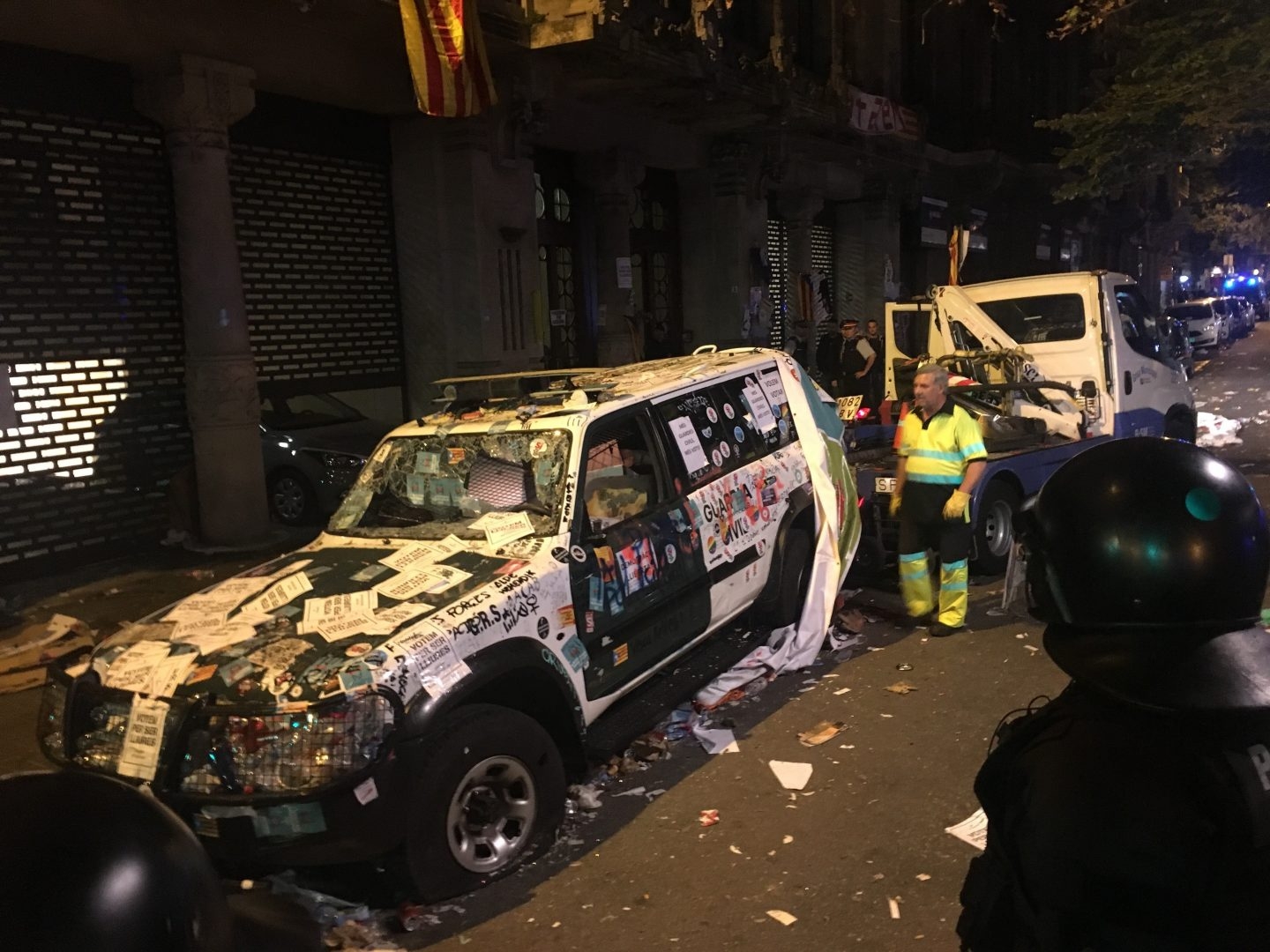 Uno de los coches de la Guardia Civil asaltados el pasado miércoles durante el registro de la Conselleria de Economía.