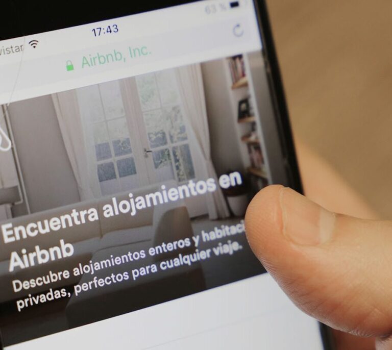 Airbnb pagará el alojamiento a 20.000 afganos en todo el mundo