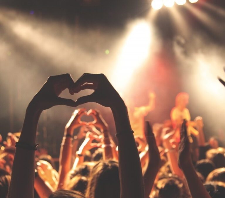 Los jóvenes españoles tienen su primera relación sexual completa a los 17 años