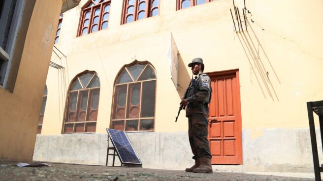 Un soldado, junto a un edificio bombardeado en Jalalabad, Afganistán.