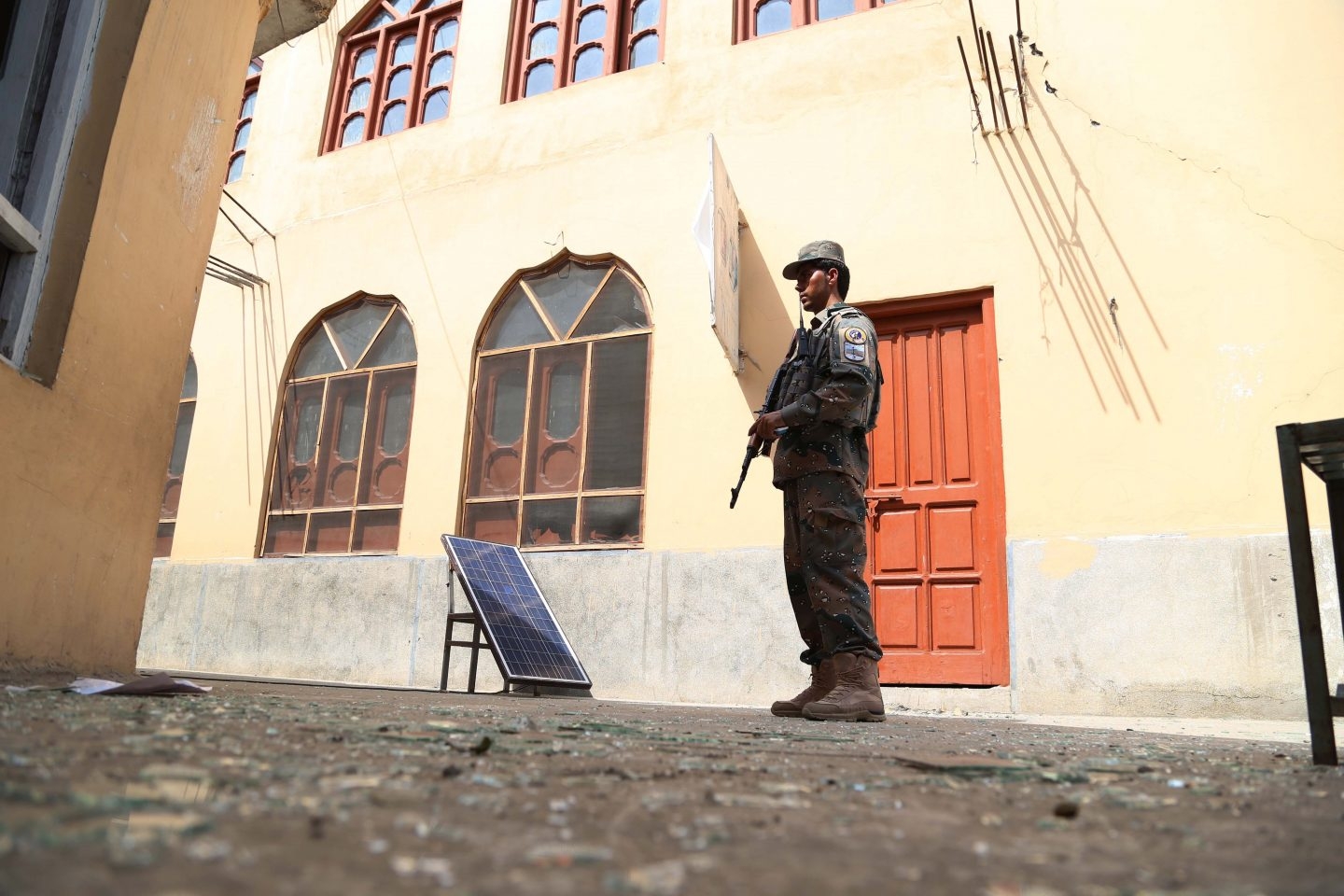 Un soldado, junto a un edificio bombardeado en Jalalabad, Afganistán.