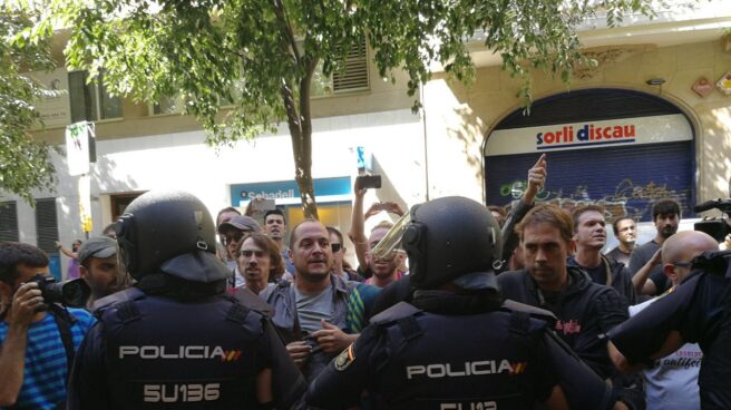 Manifestación frente a la sede de la CUP, con el ex diputado David Fernández.