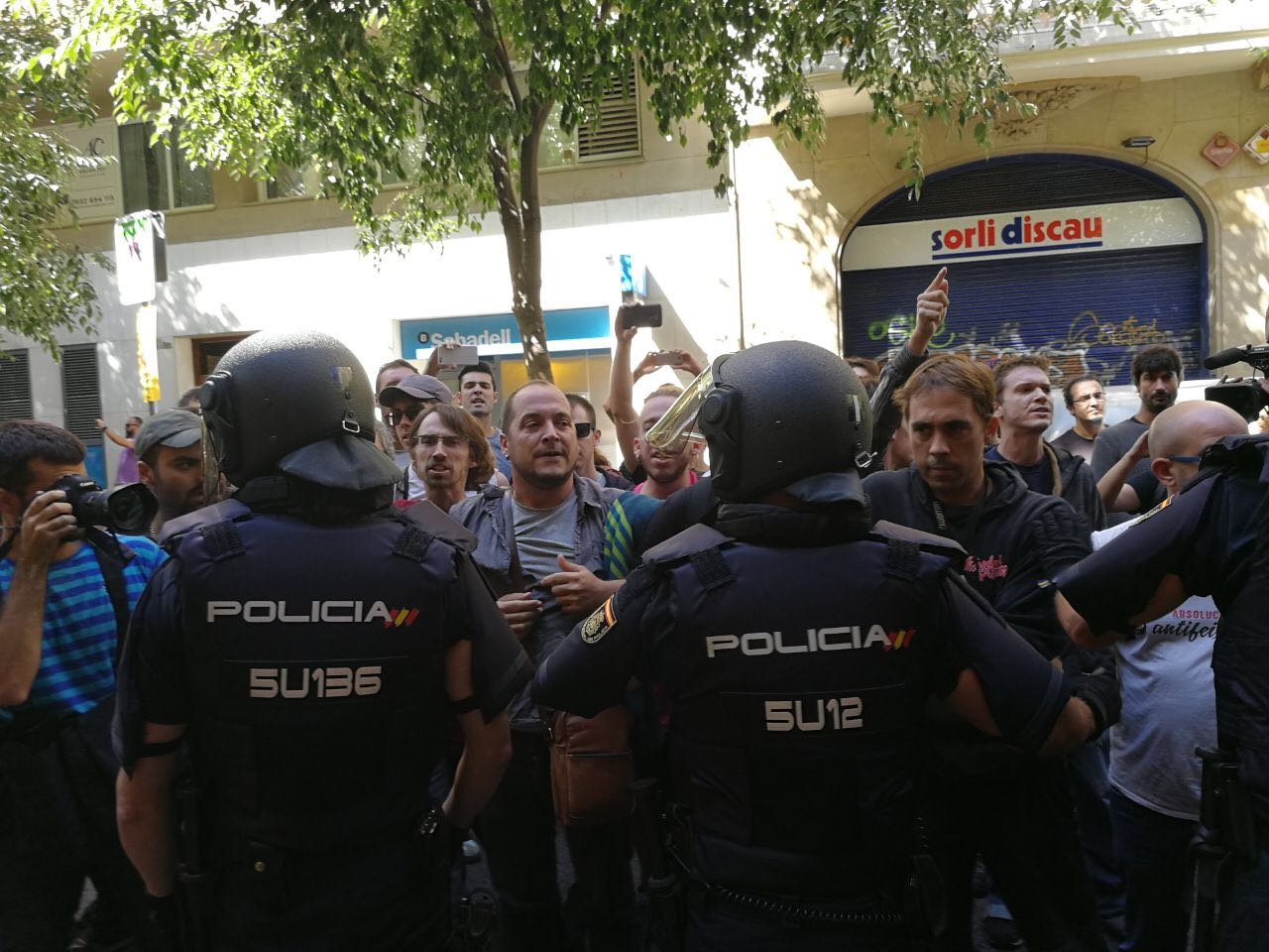 Manifestación frente a la sede de la CUP, con el ex diputado David Fernández.