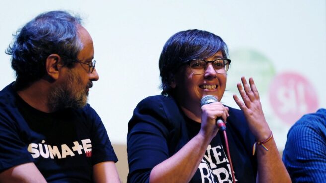 Mireia Boya, de la CUP y Antonio Baños, durante un acto pro-referéndum celebrado este lunes en Barcelona.