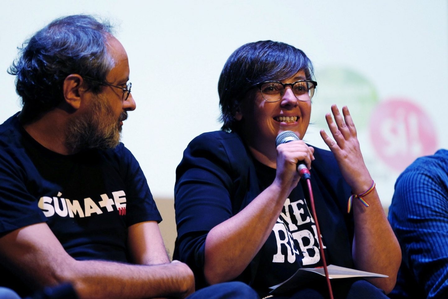 Mireia Boya, de la CUP y Antonio Baños, durante un acto pro-referéndum celebrado este lunes en Barcelona.