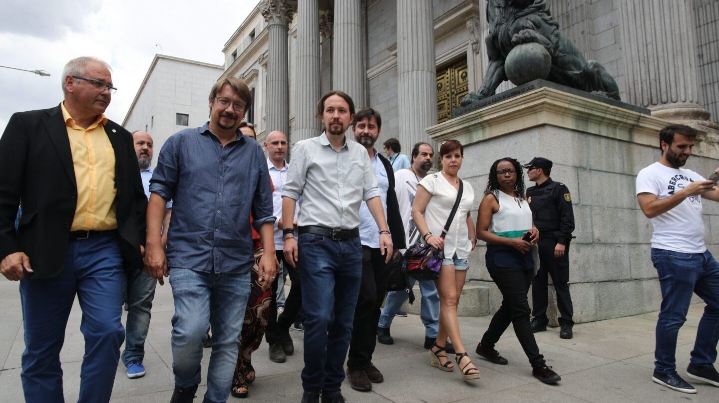 Pablo Iglesias y Xavi Domènech, a las puertas del Congreso de los Diputados.