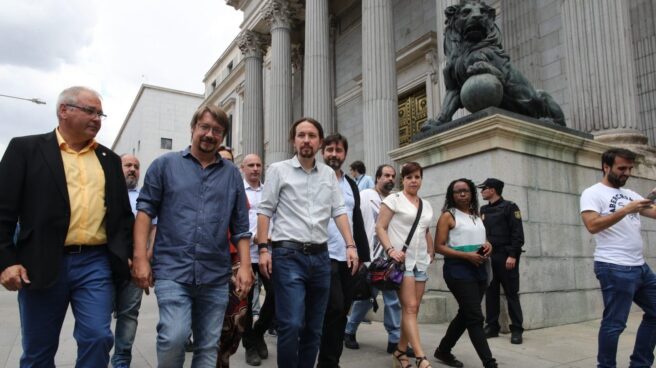 Pablo Iglesias y Xavi Domènech, a las puertas del Congreso de los Diputados.