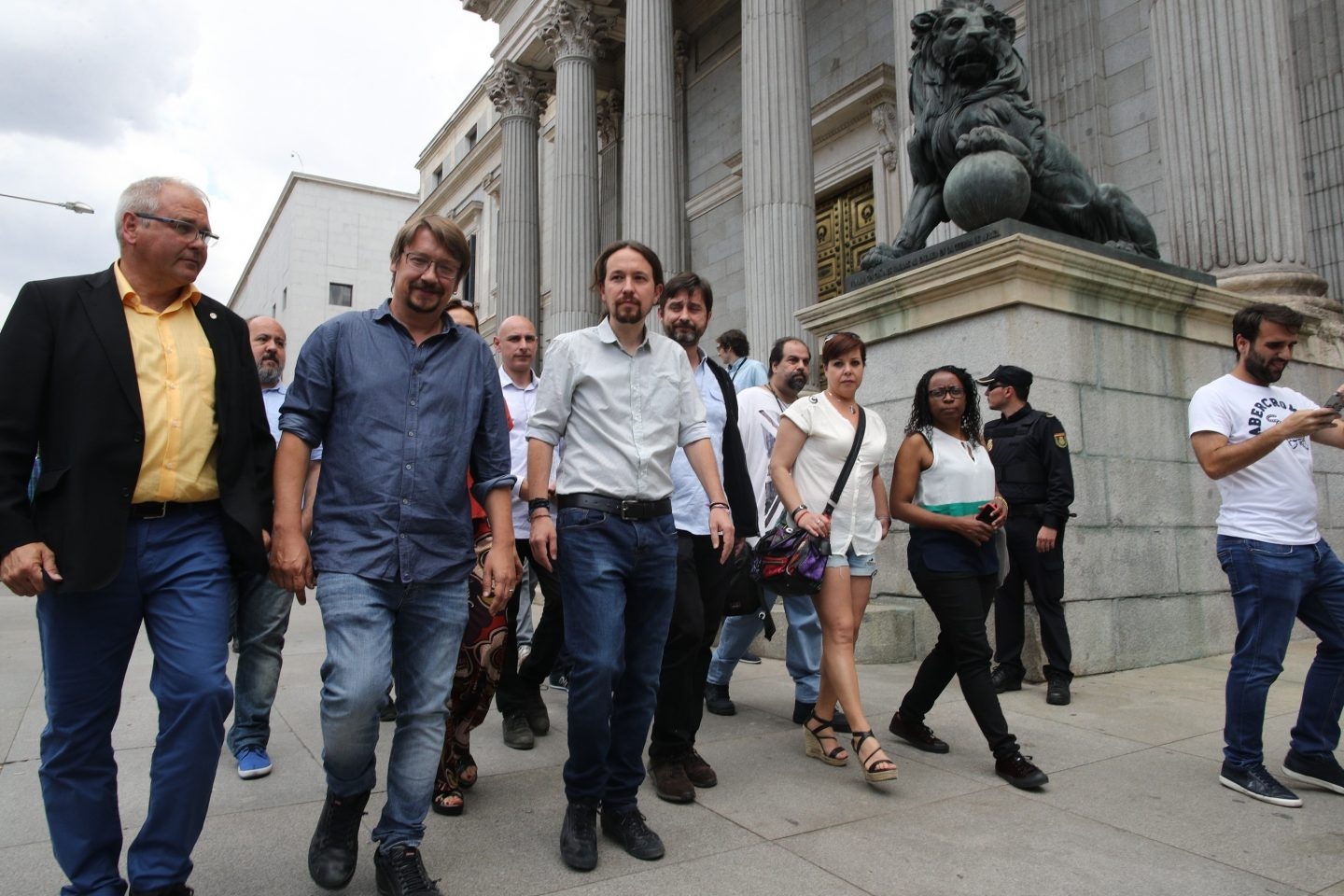 Pablo Iglesias y Xavi Domènech, a las puertas del Congreso de los Diputados.