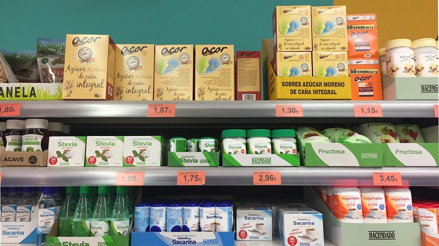 Estante de azúcares y edulcorantes en un supermercado