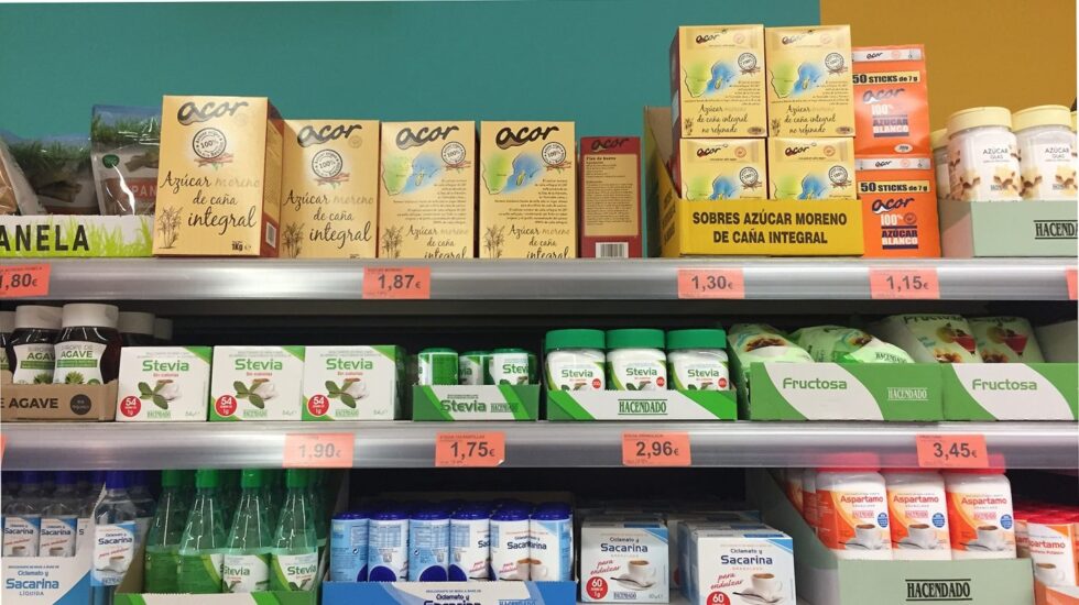 Estante de azúcares y edulcorantes en un supermercado