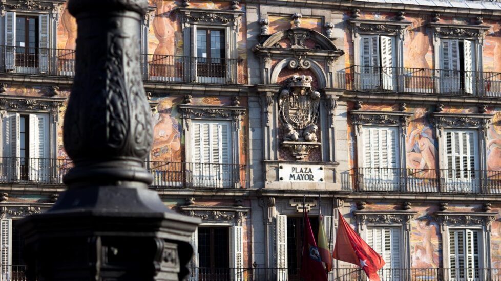 Escudo de armas de Carlos II en la Casa de la Panadería.