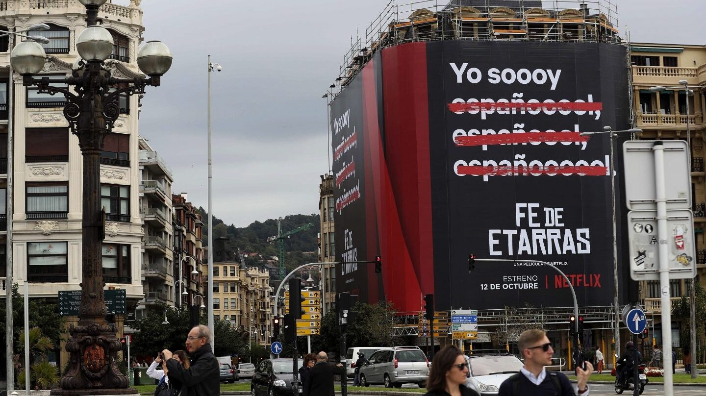 Cartel de la película Fe de etarras, producida por Netflix, en una fachada de San Sebastián.