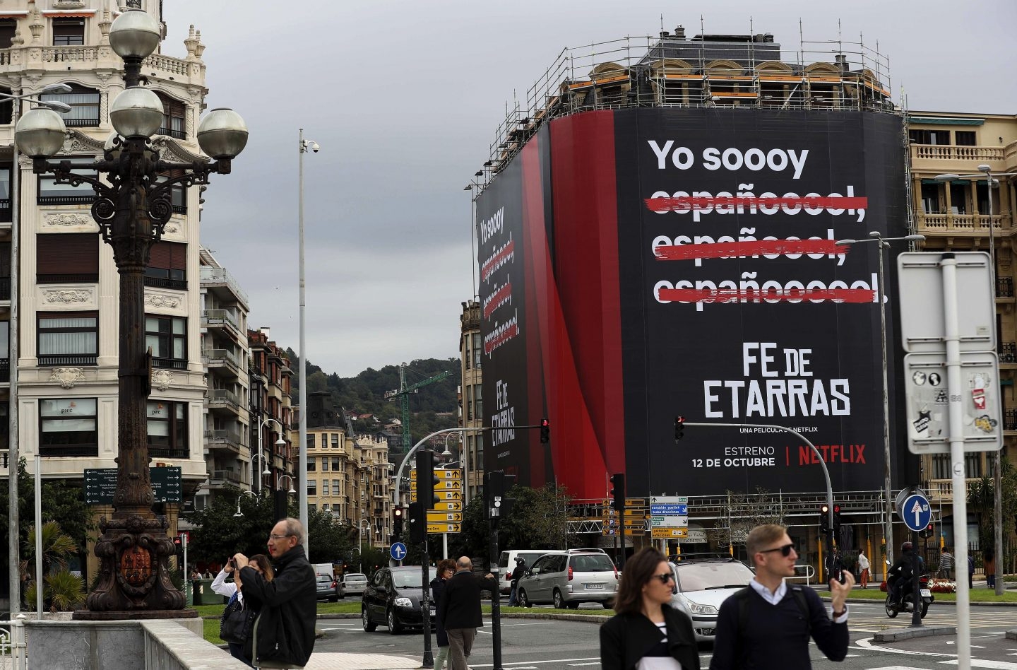 Cartel de la película Fe de etarras, producida por Netflix, en una fachada de San Sebastián.