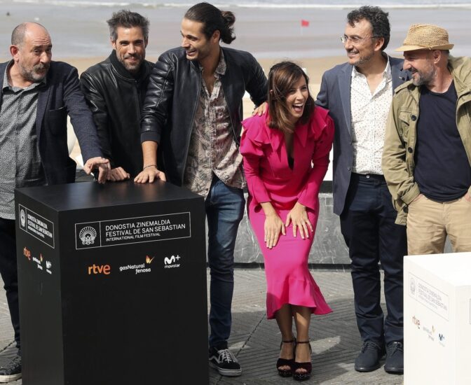 Los actores de "Operación concha" Karra Elejalde, Unax Ugalde, Alosian Vivancos, Ramón Agirre y Bárbara Goenaga, durante la presentación de su película en la 65 edición del Festival Internacional de Cine de San Sebastián.