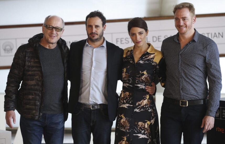 El director de "Una especie de familia", Diego Lerman y los actores Bárbara Lennie , Daniel Araoz y Claudio Tolcachir, hoy durante la presentación de su película, en el marco de la 65 edición del Festival Internacional de Cine de San Sebastián.