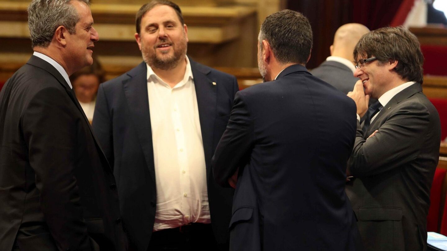 Joaquim Forn, junto a Oriol Junqueras y Carles Puigdemont en el Parlamento de Cataluña.