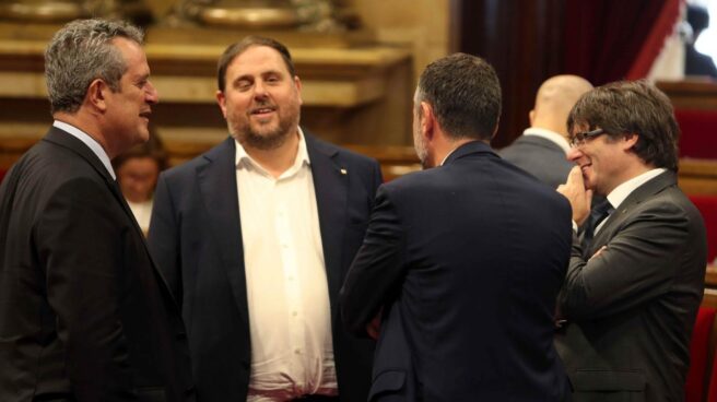 Joaquim Forn, junto a Oriol Junqueras y Carles Puigdemont en el Parlamento de Cataluña.