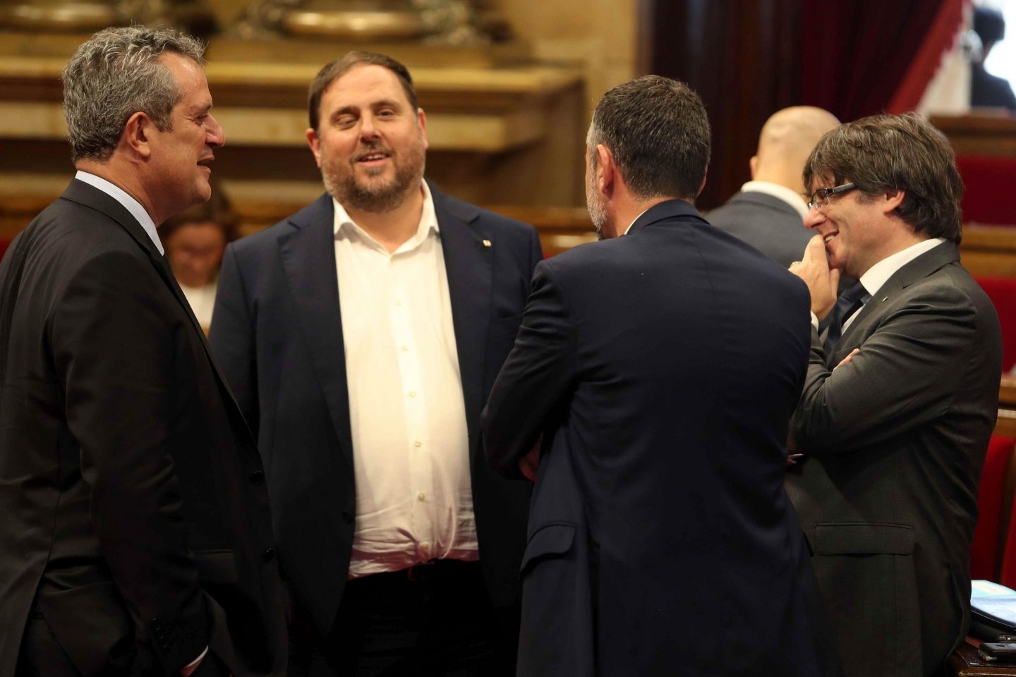 Joaquim Forn, junto a Oriol Junqueras y Carles Puigdemont en el Parlamento de Cataluña.