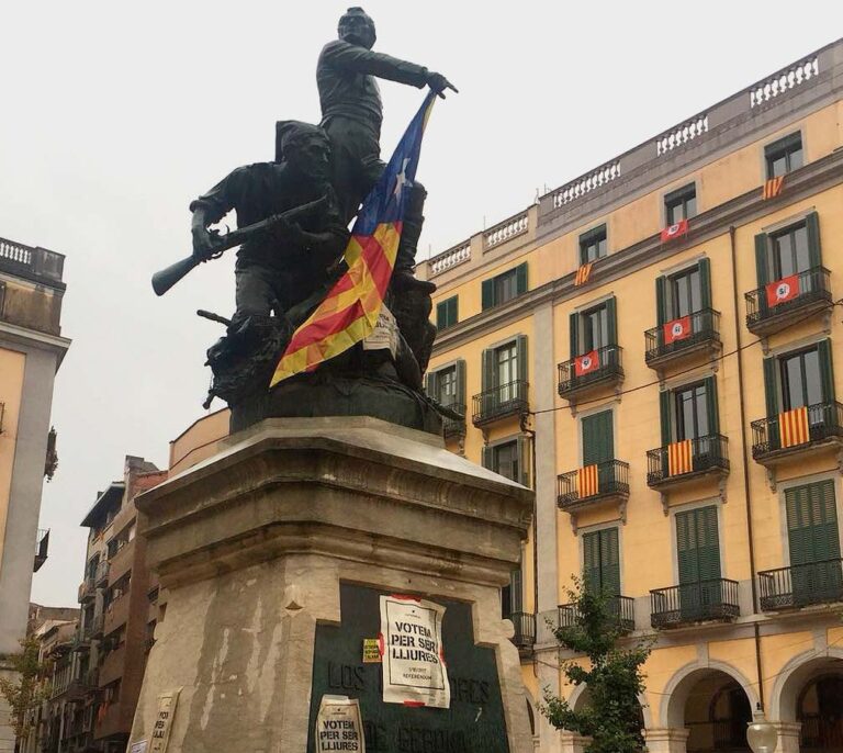 Girona cambia su plaza de la Constitución por la plaza 1 de Octubre