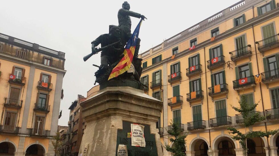 Una estatua adornada con una bandera estelada, en Girona.
