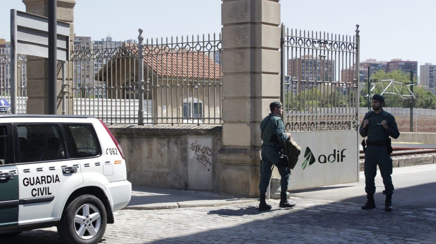 Imagen de archivo de un guardia civil custodiando instalaciones de Adif en Barcelona.