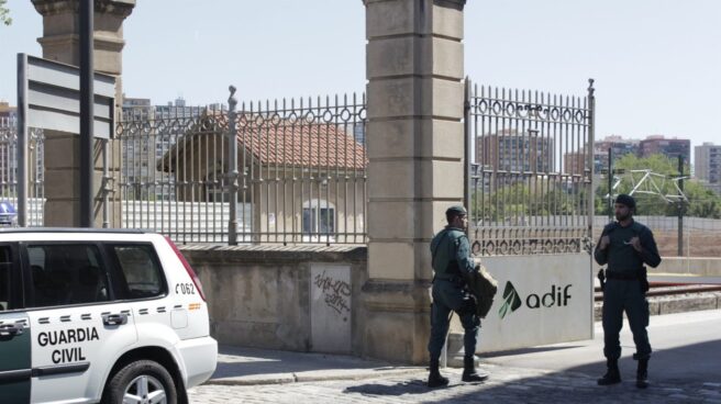 Imagen de archivo de un guardia civil custodiando instalaciones de Adif en Barcelona. Imagen de archivo de un guardia civil custodiando instalaciones de Adif en Barcelona.