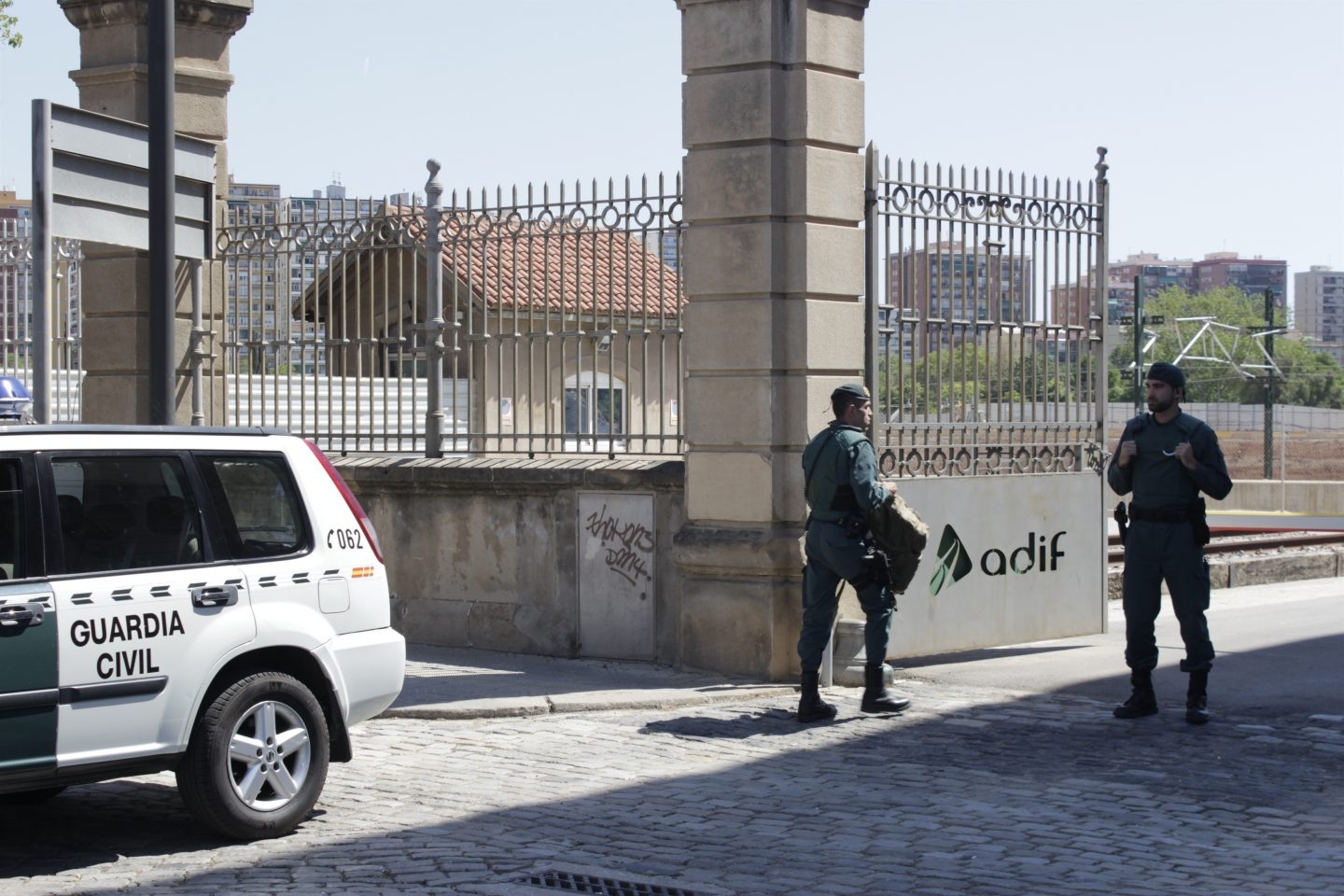 Imagen de archivo de un guardia civil custodiando instalaciones de Adif en Barcelona.
