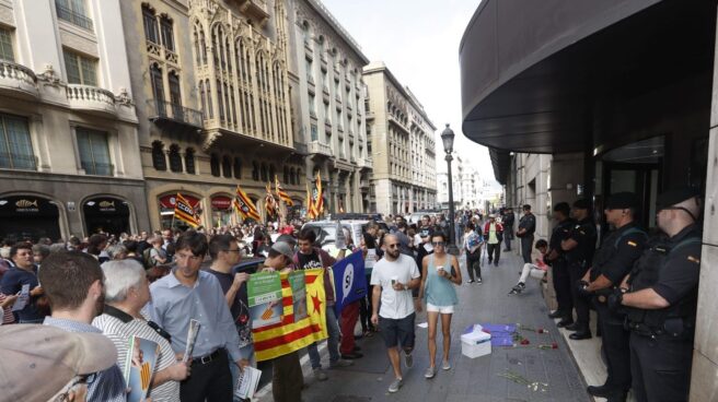 Agentes de la Guardia Civil, en la sede de la conselleria de Asuntos Exteriores, Relaciones Institucionales y Transparencia.