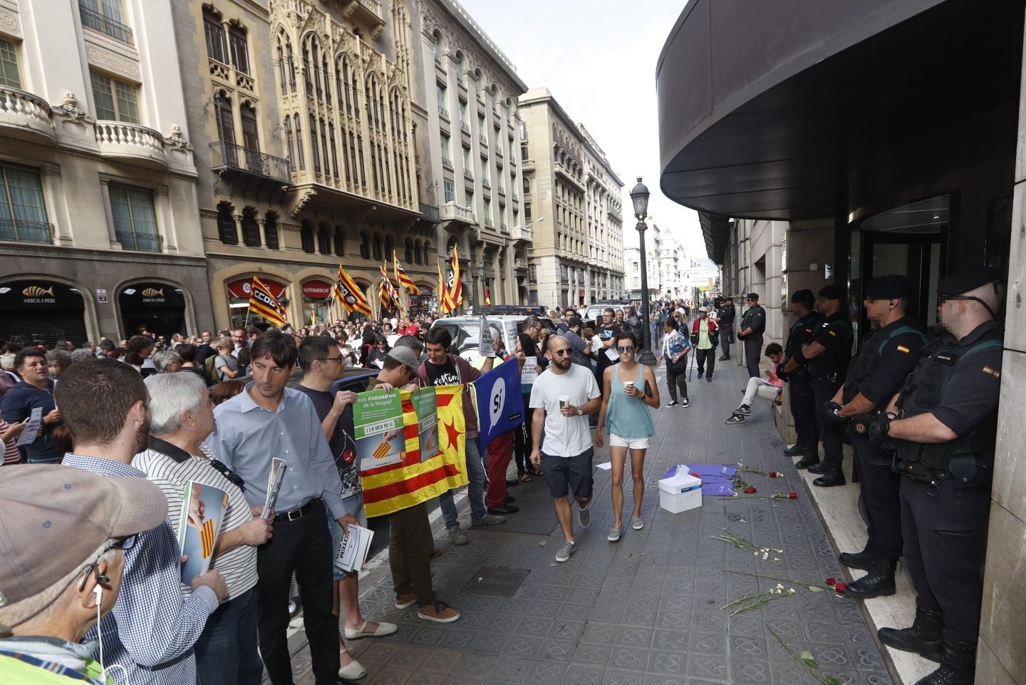 Agentes de la Guardia Civil, en la sede de la conselleria de Asuntos Exteriores, Relaciones Institucionales y Transparencia.