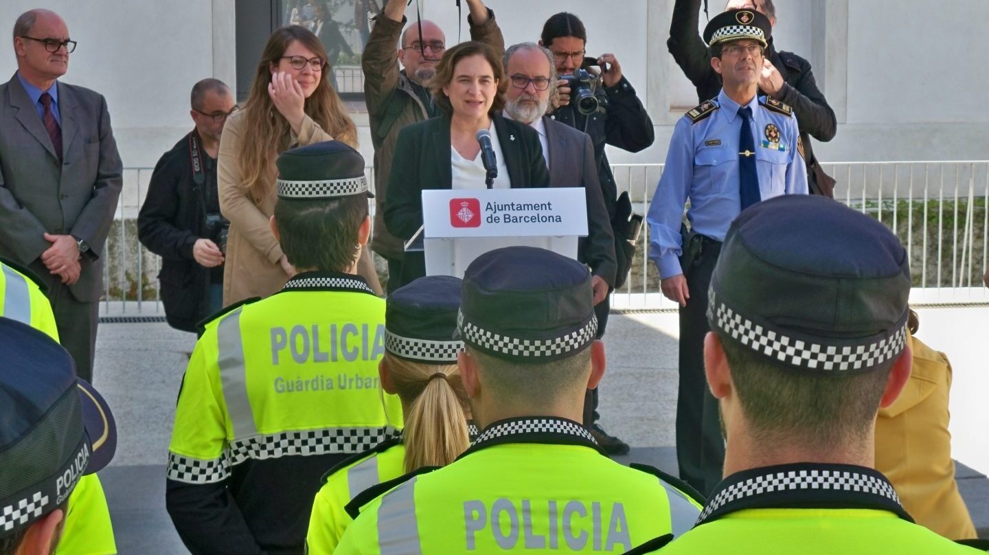 La alcaldesa de Barcelona, Ada Colau, junto a agentes de la Guardia Urbana.