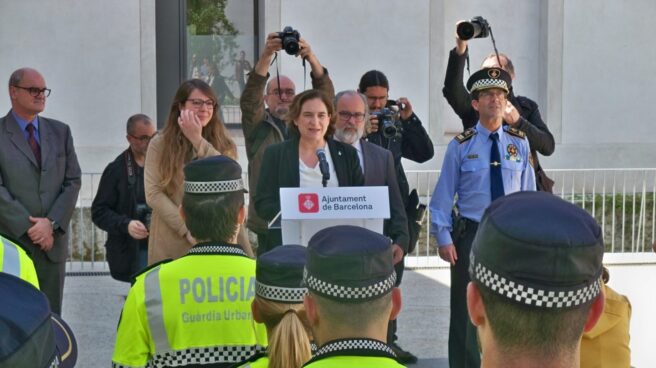 La alcaldesa de Barcelona, Ada Colau, junto a agentes de la Guardia Urbana.