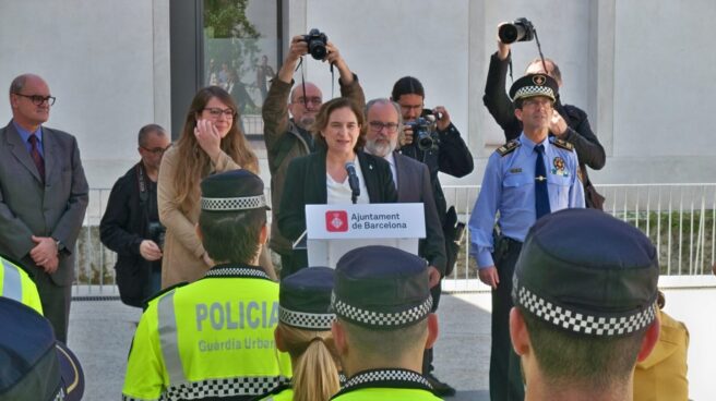 La alcaldesa de Barcelona, Ada Colau, junto a agentes de la Guardia Urbana. La alcaldesa de Barcelona, Ada Colau, junto a agentes de la Guardia Urbana.