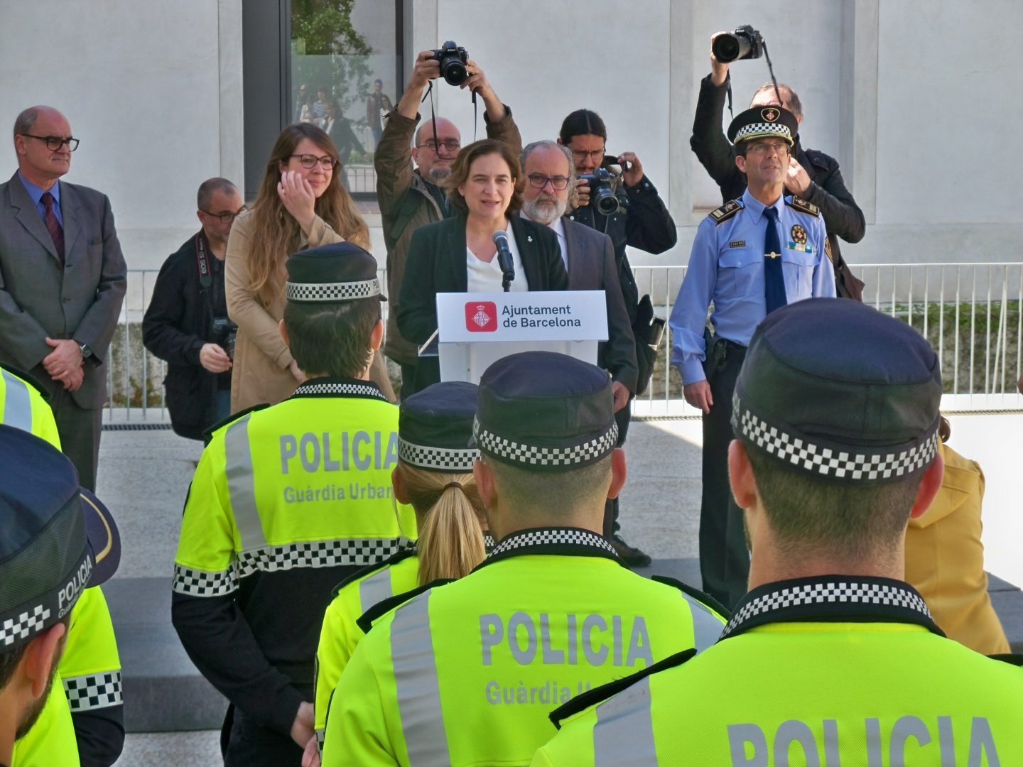 La alcaldesa de Barcelona, Ada Colau, junto a agentes de la Guardia Urbana.