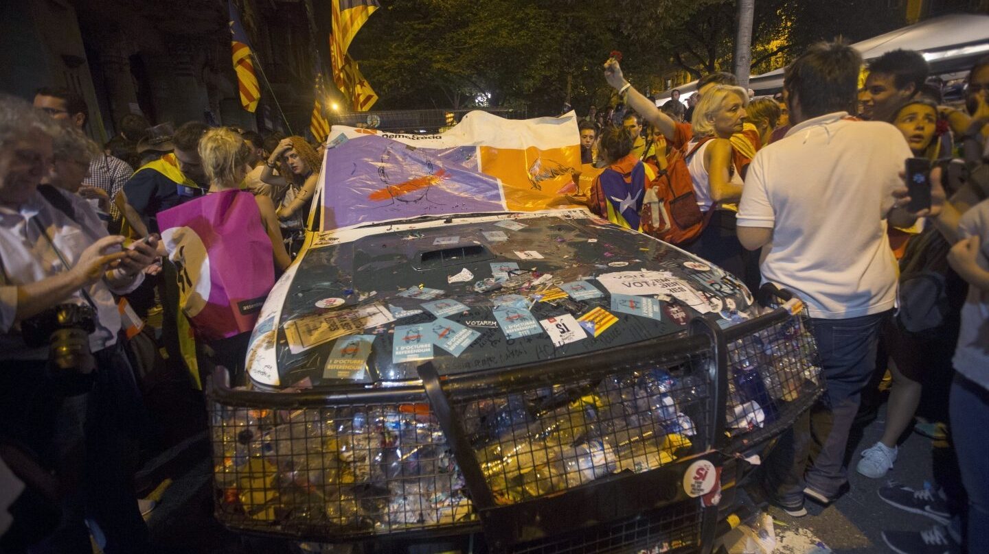 Estado en el que ha quedado el vehículo de la Guardia Civil.