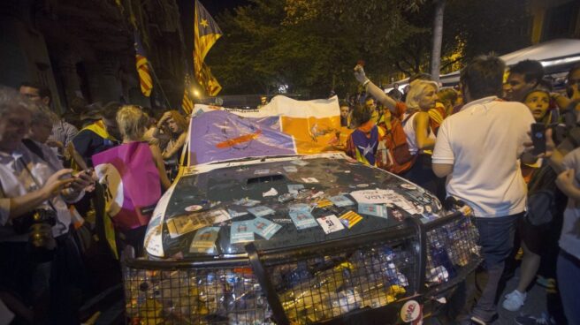 Estado en el que ha quedado el vehículo de la Guardia Civil.