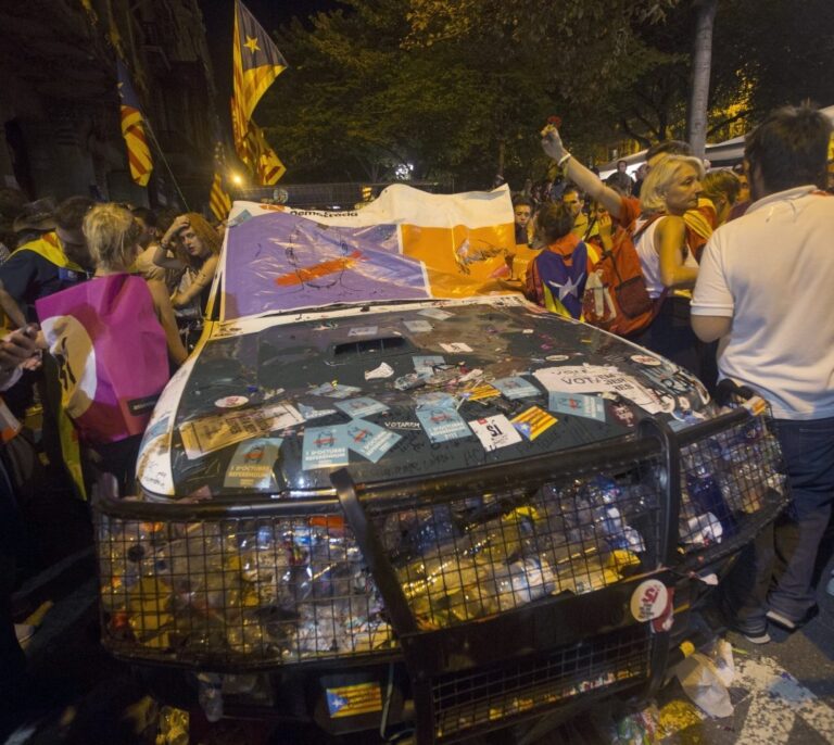 Noche de tensión ante la sede de la conselleria de Economía