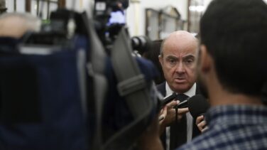 Guindos: la crisis de Cataluña "no saldrá gratis" y frenará el PIB de España en 2018