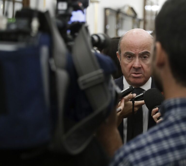 Guindos: la crisis de Cataluña "no saldrá gratis" y frenará el PIB de España en 2018