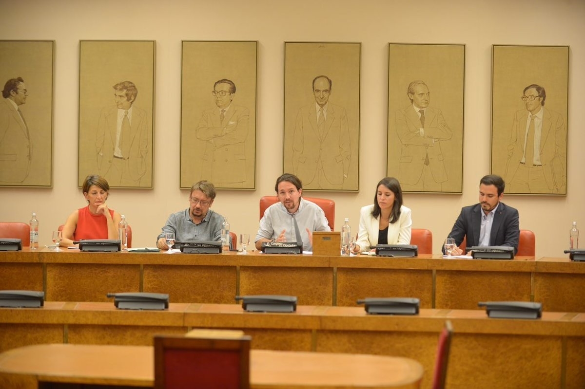 Pablo Iglesias junto a Xavi Domènech, Irene Montero, Alberto Garzón y Yolanda Díaz este lunes en el Congreso de los Diputados.