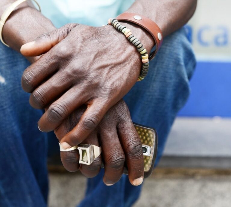 Los inmigrantes salen antes de la crisis con más autónomos y menos asistentas