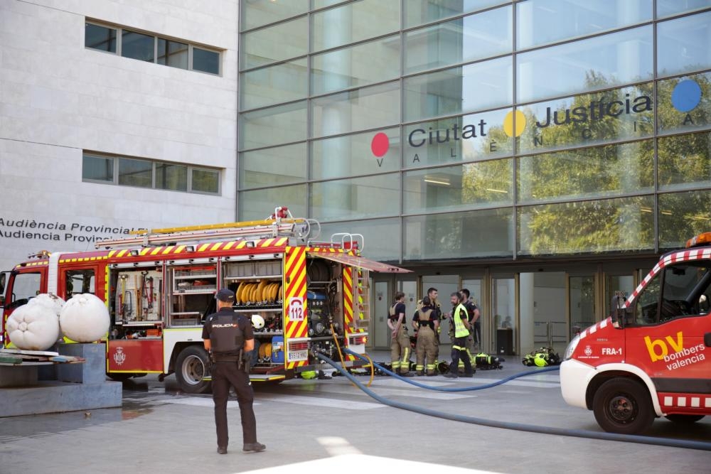 El incendio en la Ciudad de Justicia de Valencia ha inutilizado los juzgados 1, 2, 3 y 4 de Primera Instancia.