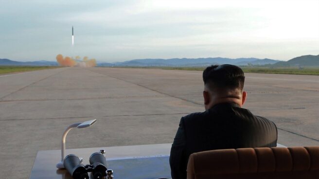 Kim Jong Un observa el lanzamiento de un cohete norcoreano.