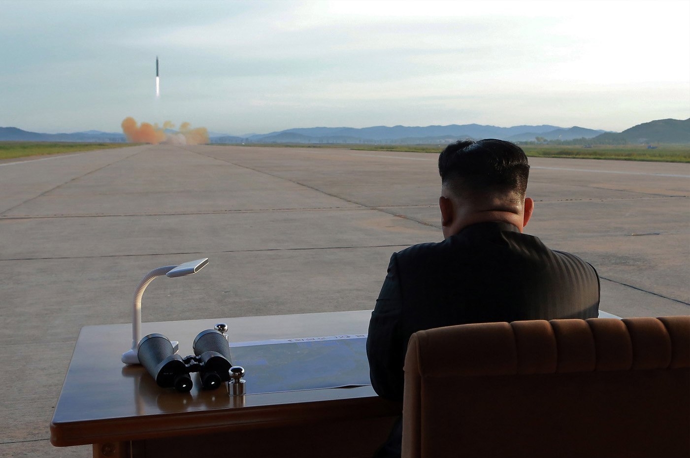 Kim Jong Un observa el lanzamiento de un cohete norcoreano.