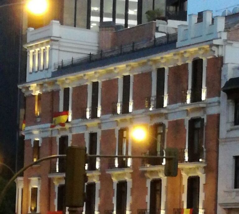 Koplowitz y Abelló, contra el 1-O: despliegan banderas de España en sus edificios