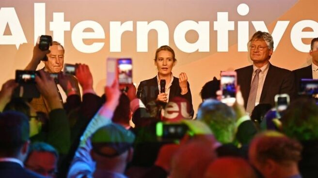 Los dos líderes de la ultraderecha alemana celebran su ingreso en el Parlamento federal.