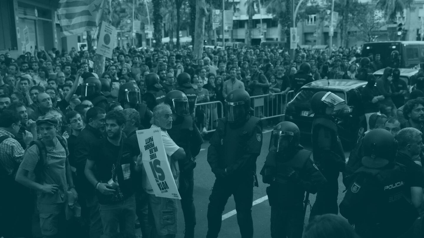 Manifestantes independentistas protestan en la sede de la CUP a las detenciones llevadas a cabo por la Guardia Civil.
