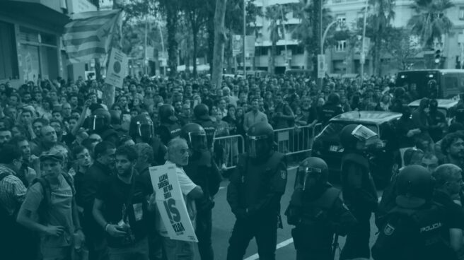 Manifestantes independentistas protestan en la sede de la CUP a las detenciones llevadas a cabo por la Guardia Civil.