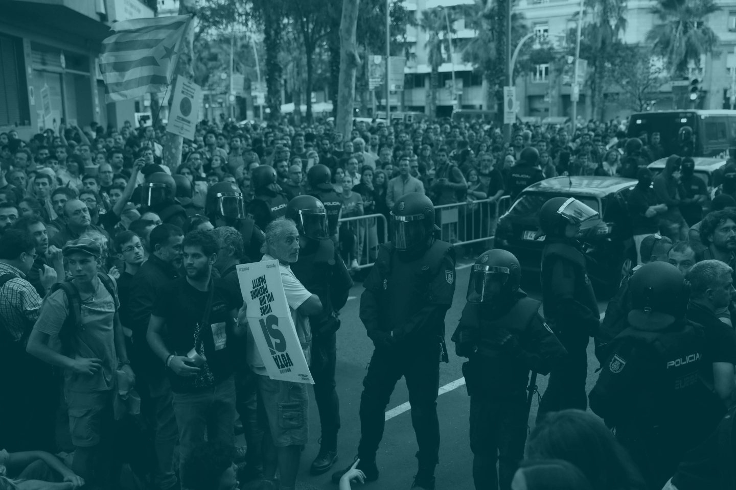 Manifestantes independentistas protestan en la sede de la CUP a las detenciones llevadas a cabo por la Guardia Civil.