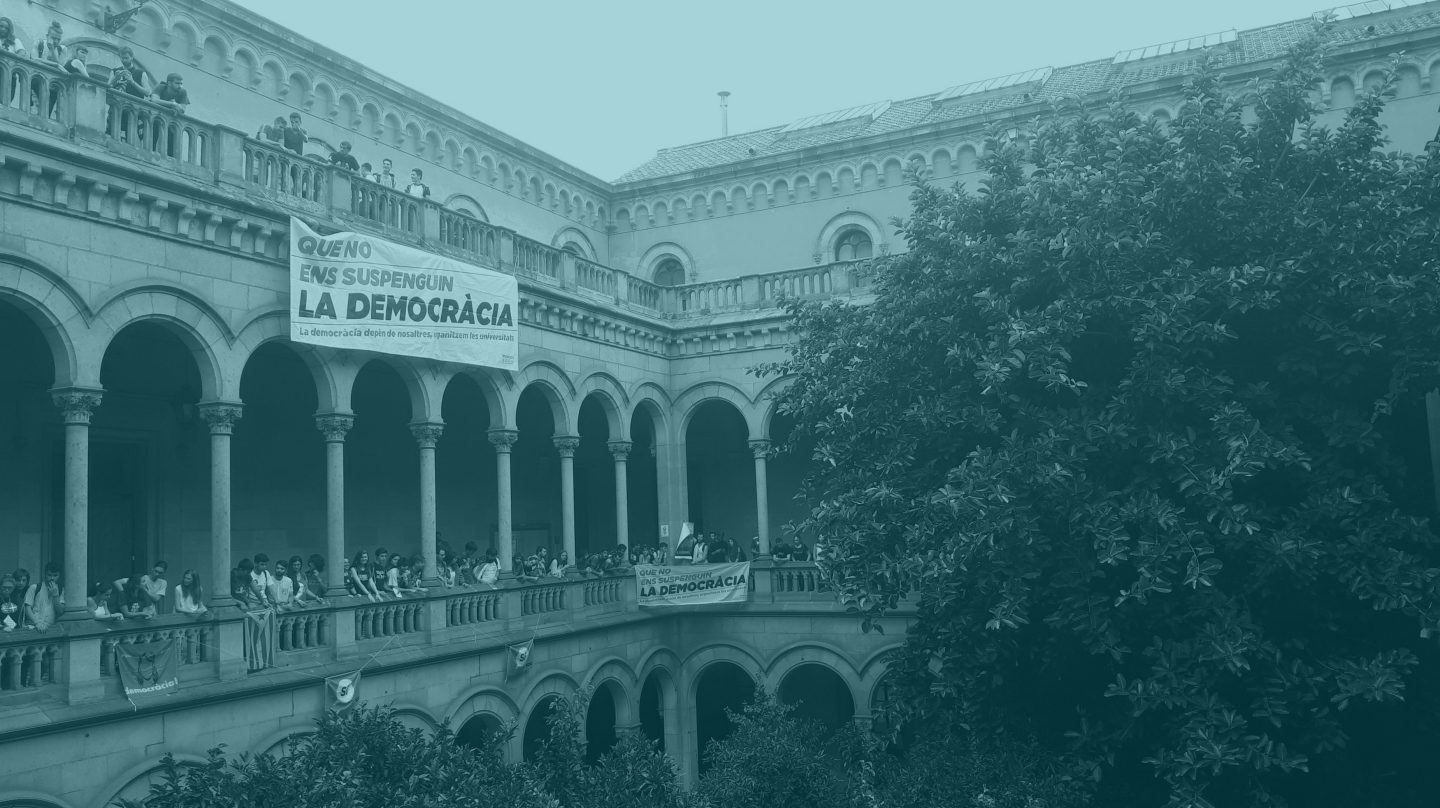 Ocupación de estudiantes de la Universidad de Barcelona en favor del referéndum.