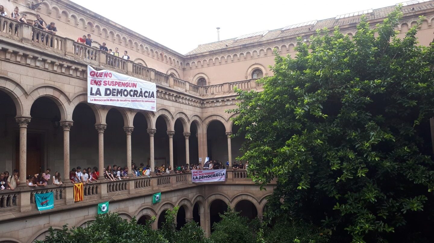 Ocupación de estudiantes de la Universidad de Barcelona en favor del referéndum.